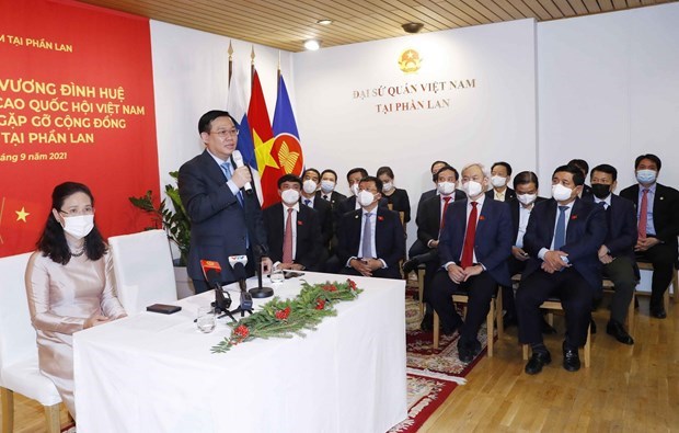 越南国会主席王廷惠看望越南驻芬兰大使馆工作人员和会见旅芬越南人代表 hinh anh 1