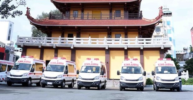 越南佛教协会胡志明市分会捐赠10辆救护车 助力防疫工作 hinh anh 1