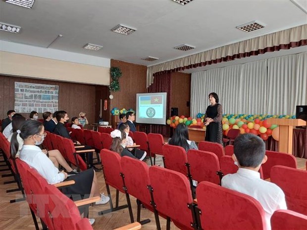 越南语教学班在乌克兰胡志明学校正式开班 hinh anh 1