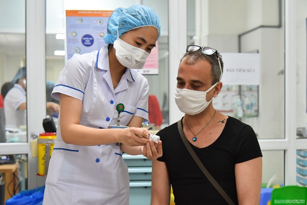 河内市外籍人士获得免费新冠疫苗接种 hinh anh 1