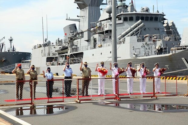 澳大利亚皇家海军军舰编队抵达金兰国际港口 hinh anh 1