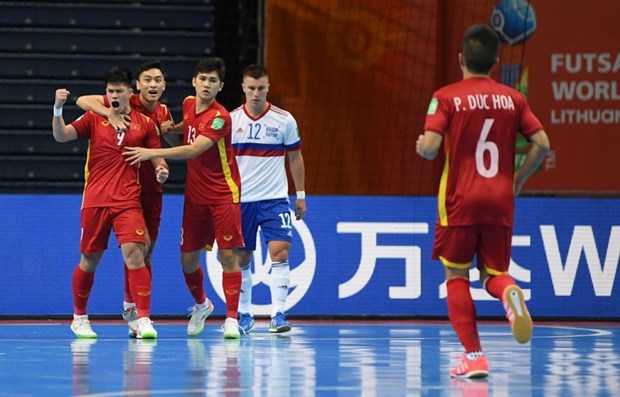 立陶宛2021国际足联室内五人制足球世界杯：越南队2-3败给俄罗斯队止步于16强赛 hinh anh 3