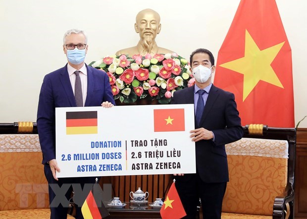 越南接受由德国政府捐助的260万剂阿斯利康疫苗 hinh anh 1