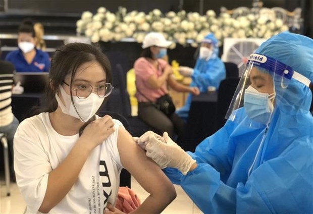 为全民接种疫苗的目标做出努力 同心协力将疫苗运回越南 hinh anh 2