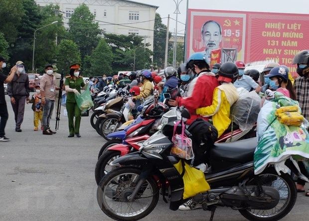 越南各地方尽量帮助群众从疫区安全返乡 hinh anh 1