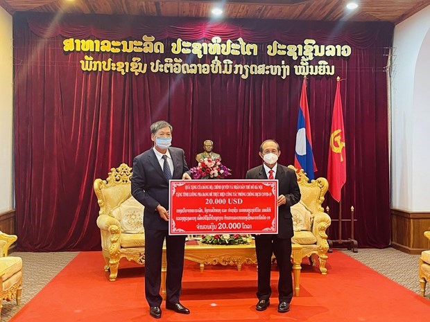 首都河内捐赠款项支持老挝琅勃拉邦省抗击疫情 hinh anh 1