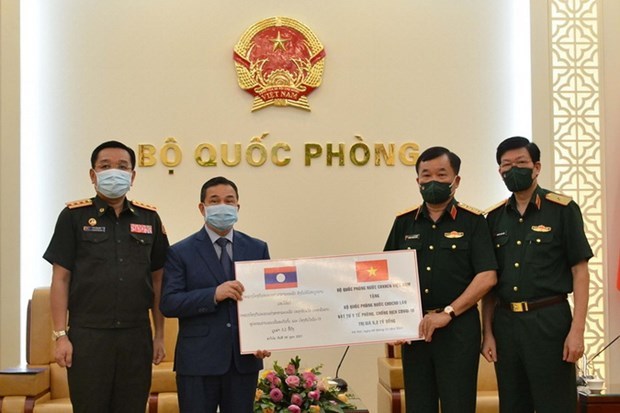 越南国防部继续向老挝国防部捐赠防疫物资 hinh anh 1