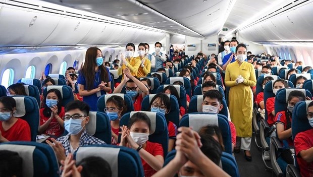 河内医科大学志愿者完成抗疫任务后乘坐越航飞机返回首都 hinh anh 1