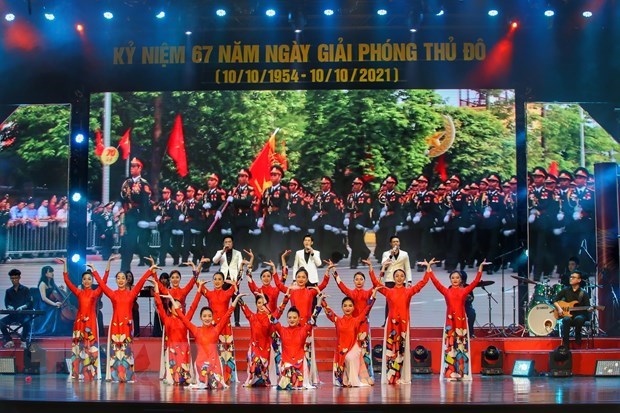 庆祝首都河内解放67周年的“雄壮的河内之歌”文艺晚会举行 hinh anh 1