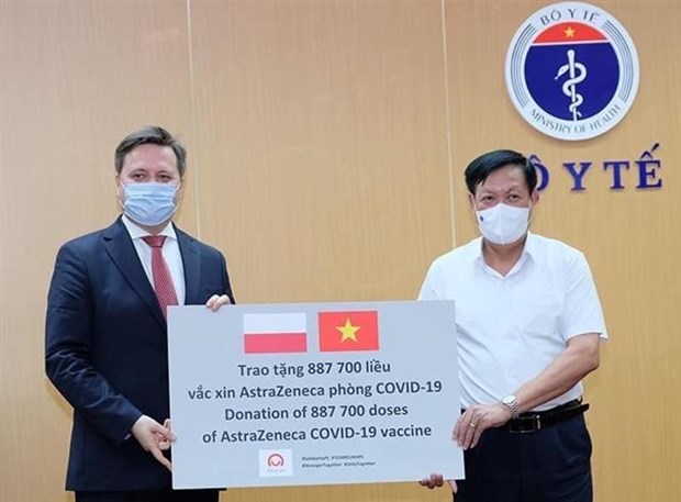 接收由波兰和韩国捐赠的近200万剂AstraZeneca疫苗 hinh anh 1