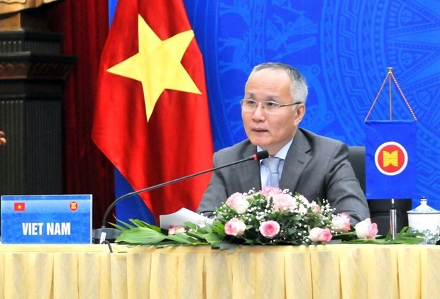 越南积极为完善2021-2025年东盟经济共同体建设总体计划建言献策 hinh anh 1