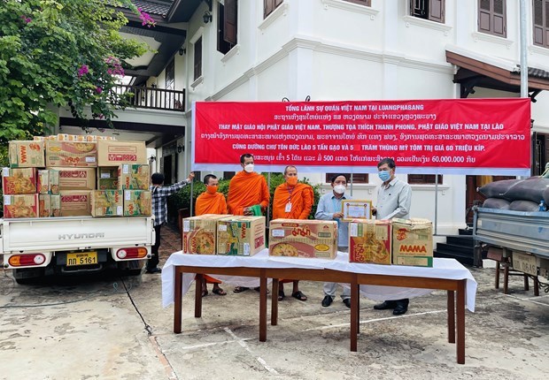 越南佛教协会助力老挝中央佛教联盟渡过疫情难关 hinh anh 1