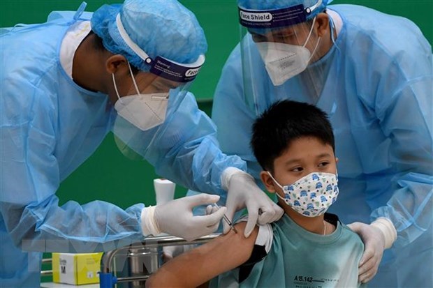 东南亚疫情：柬埔寨全面重新开放 近75%的马来西亚人口全面接种新冠疫苗 hinh anh 1