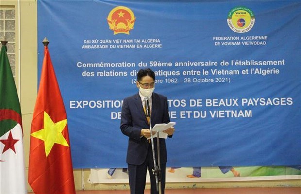 庆祝越南与阿尔及利亚建交59周年图片展在阿举行 hinh anh 1