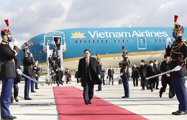 越南政府总理范明政抵达法国首都巴黎奥利机场 开始对法国进行正式访问 hinh anh 1
