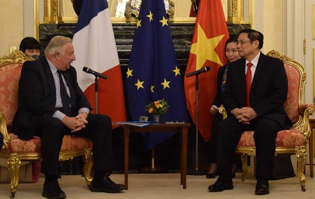越南政府总理范明政会见法国参议院议长 hinh anh 1
