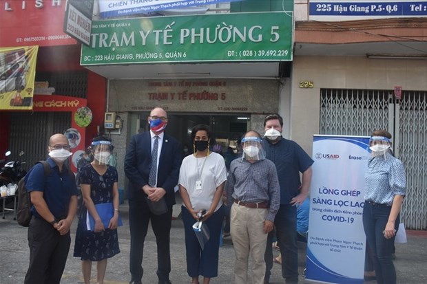 美国协助越南胡志明市在新冠疫苗接种点进行结核病筛查 hinh anh 1