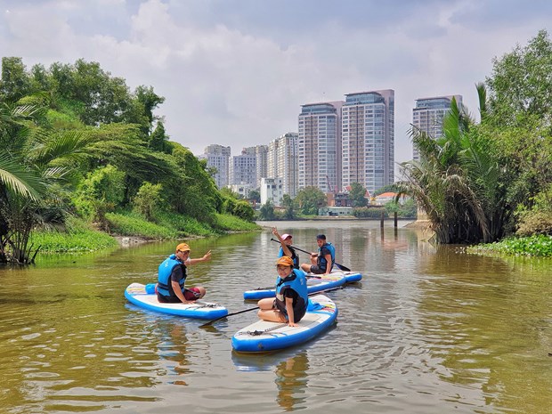 胡志明市居民体验立式划艇 观赏城市另一番美景 hinh anh 1