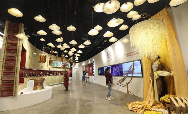 越南将在2020年迪拜世界博览会上推广越南织锦时装 hinh anh 1