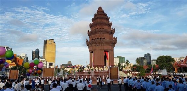 越南党和国家领导人致电柬埔寨领导人庆祝国庆 hinh anh 1