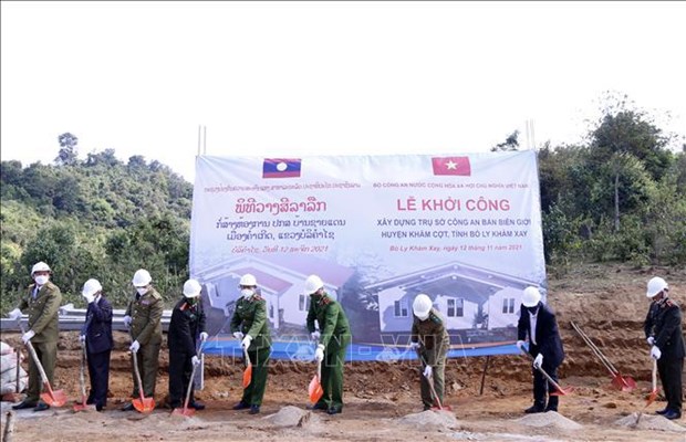 越南公安部援助老挝边境10省建设村公安派出所办公楼 hinh anh 1