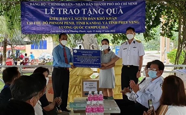 胡志明市向旅居柬埔寨越南人移交15亿越盾的援助 hinh anh 1