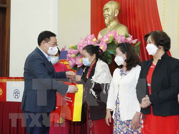 国会主席王廷惠出席河内市馆圣坊的全民族大团结日活动 hinh anh 2