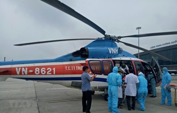 成功组织紧急救援飞行 将在双子西岛的一名危重病人安全运往陆地救治 hinh anh 1