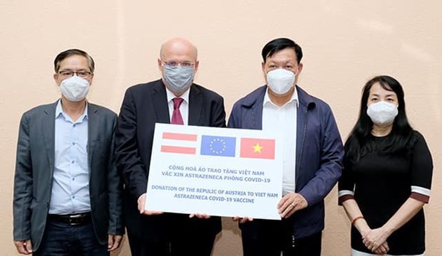 越南卫生部接受由奥地利政府捐赠的5万剂新冠疫苗 hinh anh 2