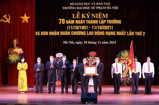 国家主席阮春福出席河内师范大学建校70周年庆典 hinh anh 1