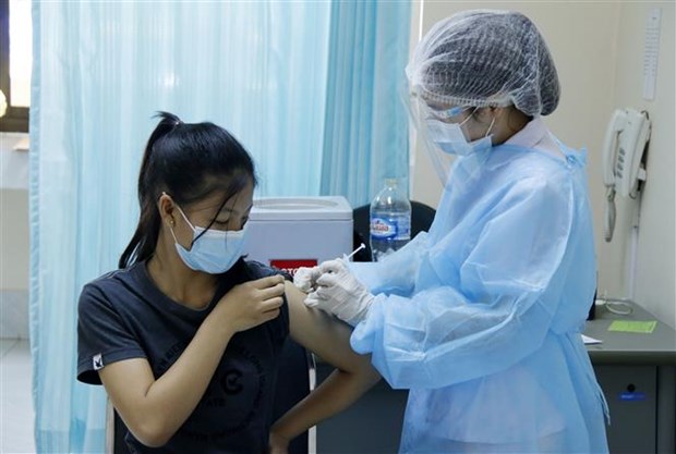 老挝开展青少年新冠疫苗接种工作 hinh anh 1