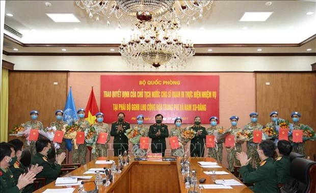 越南12名军官接受执行联合国维和任务的决定 hinh anh 1