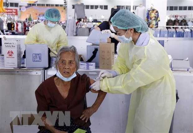 与新冠疫情安全共处：老挝成人新冠疫苗接种率达64.5% hinh anh 1