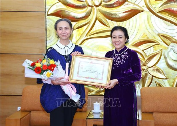 越南向墨西哥驻越南大使授予“致力于各民族和平友谊”纪念章 hinh anh 1