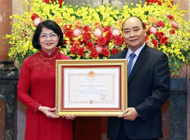 越南国家主席向原国家副主席邓氏玉盛授予一等独立勋章 hinh anh 1