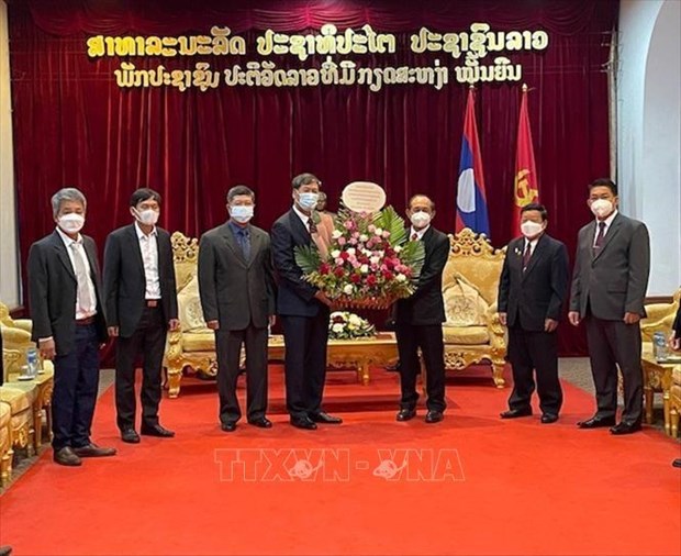 越南驻琅勃拉邦总领事馆祝贺老挝国庆46周年 hinh anh 1