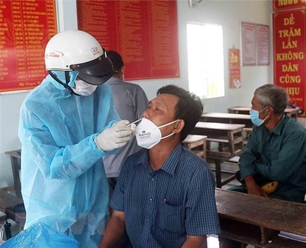 27日越南报告新增新冠肺炎确诊病例13048例 超过一半为社区筛查发现的病例 hinh anh 1