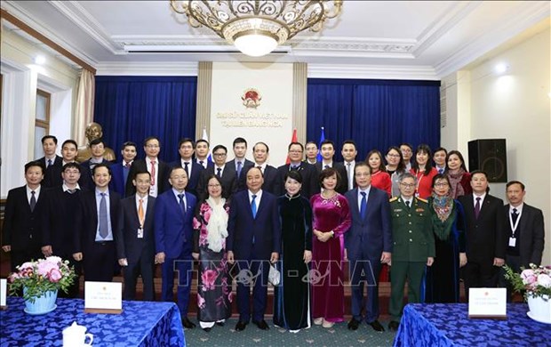 国家主席阮春福会见越南驻俄罗斯大使馆干部和工作人员 hinh anh 2