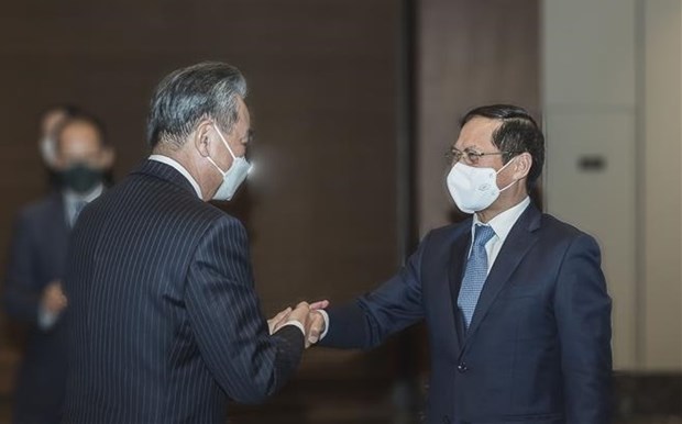 越南外交部部长裴青山与中国外交部长王毅举行会谈 hinh anh 1