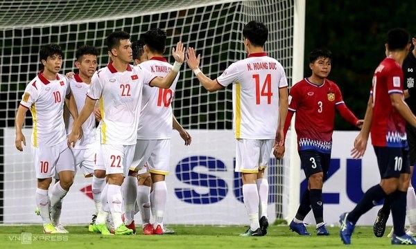 2020年“铃木杯”东南亚男足锦标赛：越南队2-0取胜老挝队 hinh anh 1