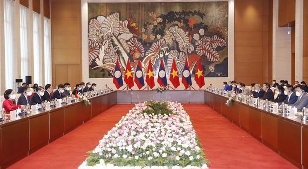 越南国会主席王廷惠与老挝国会主席赛宋蓬·丰威汉举行会谈 hinh anh 2