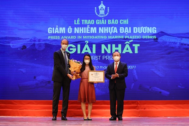 “减少海洋塑料污染”新闻奖颁奖仪式在河内举行 hinh anh 1