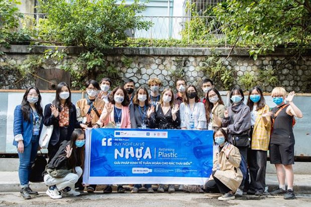 越南与法国大学生踊跃参加垃圾分类收集站设计 hinh anh 1