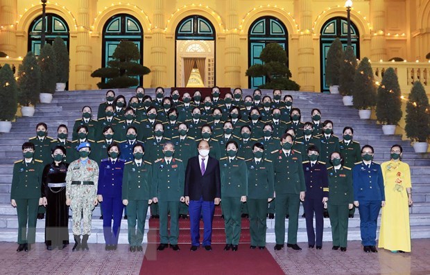 越南国家主席阮春福会见军队妇女代表 hinh anh 1