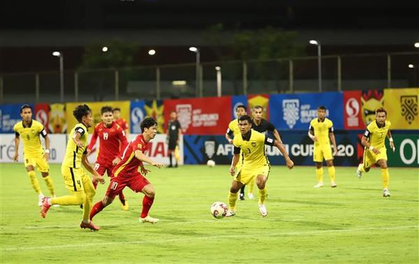 2020年“铃木杯”东南亚男足锦标赛: 越南队3-0击败马来西亚队 hinh anh 2