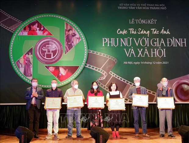 越南通讯社记者在“妇女与家庭和社会”摄影比赛获奖 hinh anh 1