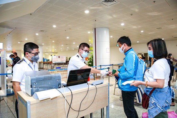 越南卫生部发布关于入境人员疫情防控新规 为即将重启9条国际客运航线做准备 hinh anh 2