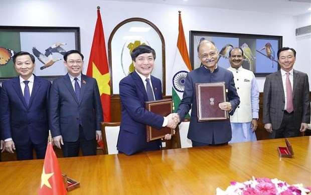 越南国会办公厅与印度下议院办公厅签署图书馆与电视领域的合作备忘录 hinh anh 1