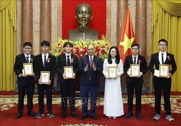 国家主席阮春福向获得国际大奖的学生授予劳动勋章 hinh anh 1