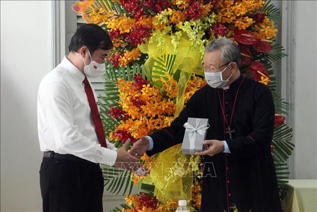 胡志明市领导人在圣诞节和新年之际走访慰问天主教界人士 hinh anh 2
